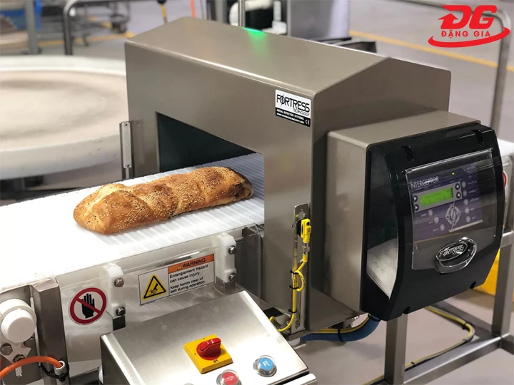 ứng dụng máy dò kim loại