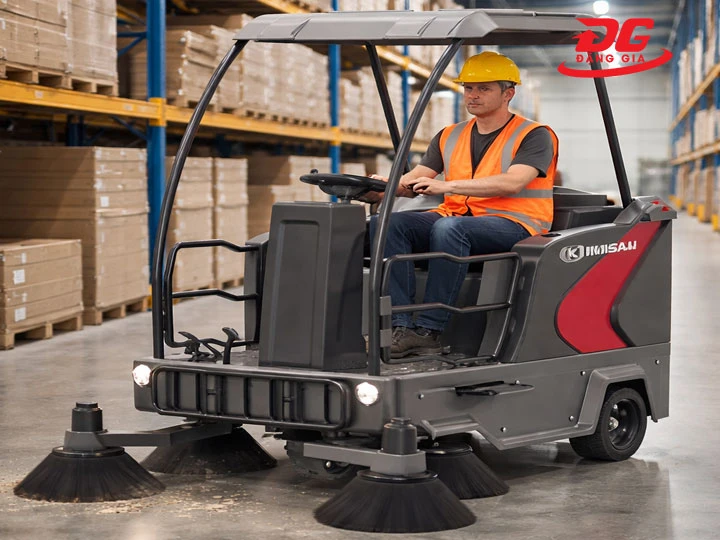 xe quét rác ngồi lái Kumisai KMS-S8 độ bền cao
