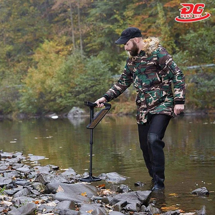 dùng máy dò kim loại cầm tay ngoài suối