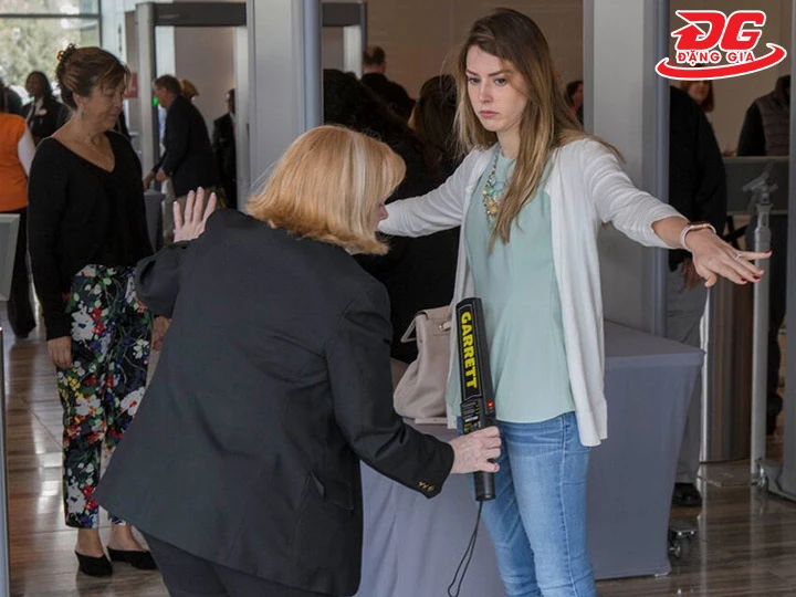 sử dụng máy dò kim loại cầm tay