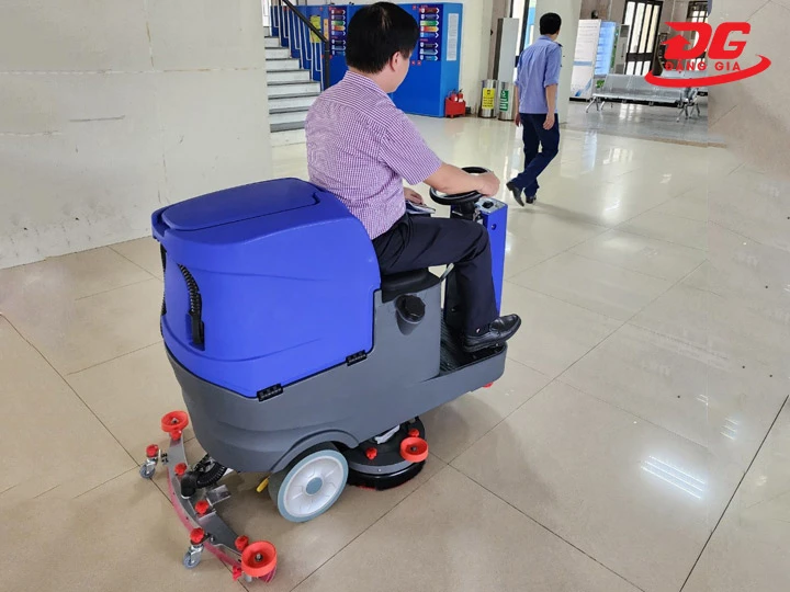 máy chà sàn ngồi lái tại Đà Nẵng