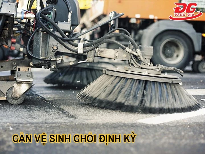 cần vệ sinh chổi quét rác định kỳ