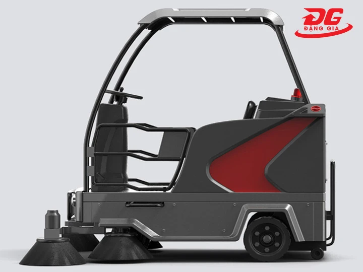 xe quét rác ngồi lái Kumisai KMS-S8 hiệu suất ổn định