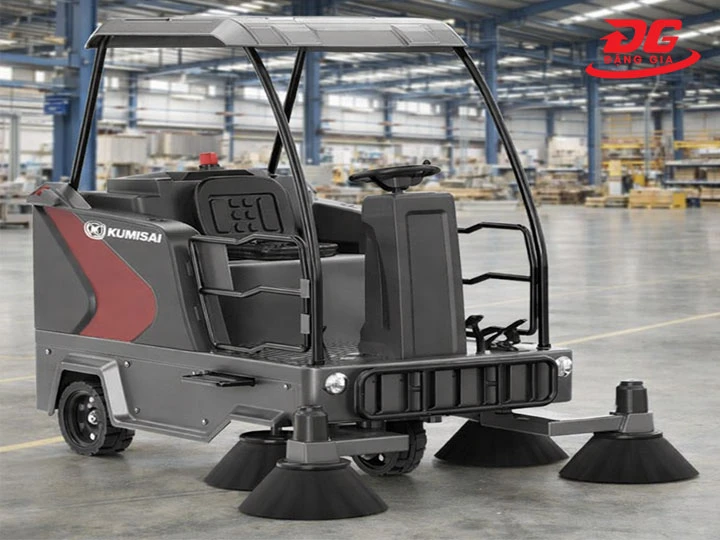 xe quét rác ngồi lái Kumisai KMS-S8 vận hành êm