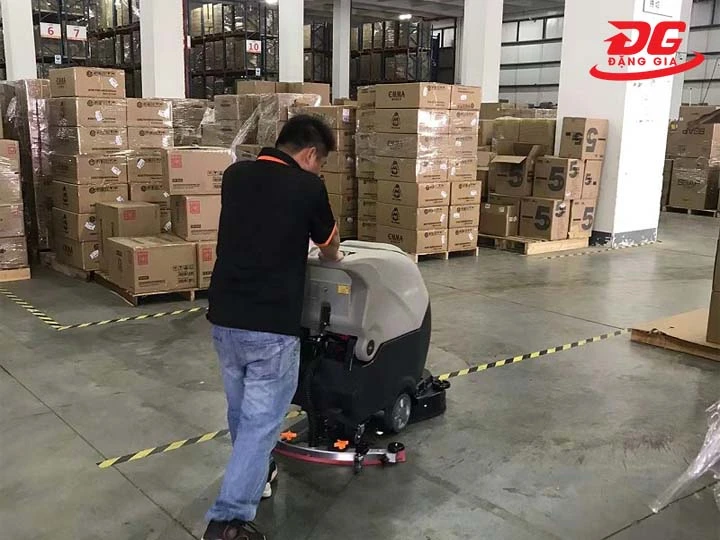 thuê máy chà sàn tiết kiệm thời gian