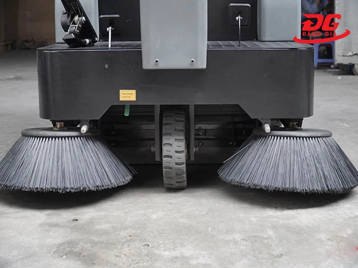 chổi Xe quét rác ngồi lái Kumisai KMS-1350E