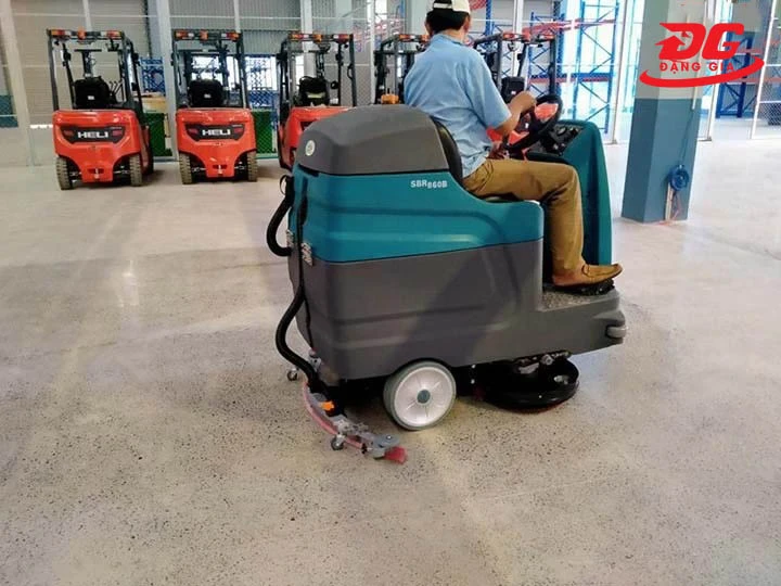 sử dụng máy chà sàn Sauber