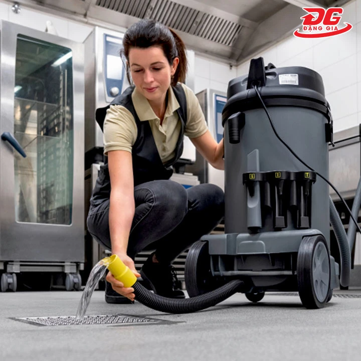 xả thùng chứa của máy hút bụi công nghiệp Karcher