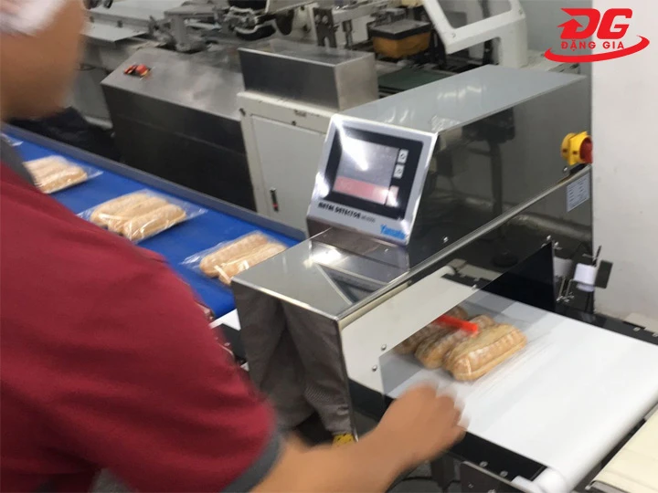 màn hình máy dò kim loại băng tải