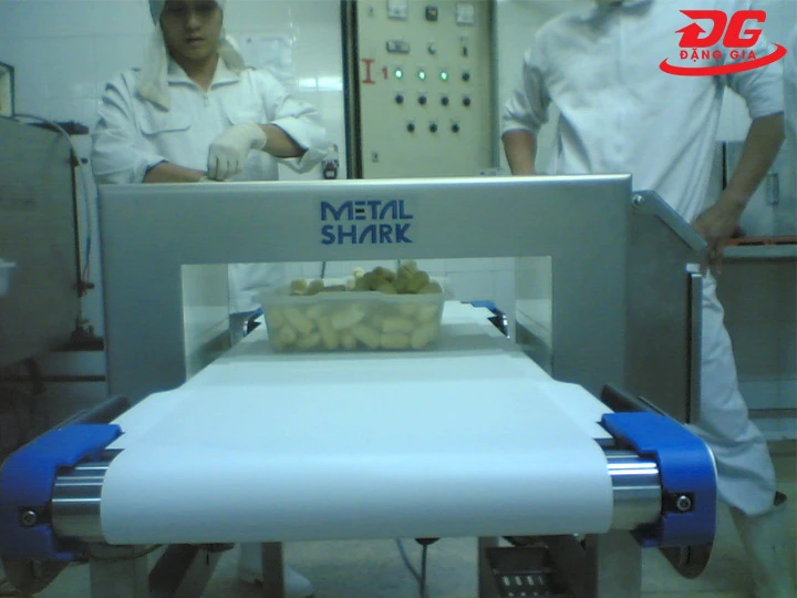  Máy dò kim loại băng tải an toàn