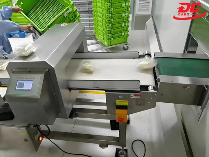  Máy dò kim loại băng tải chạy liên tục