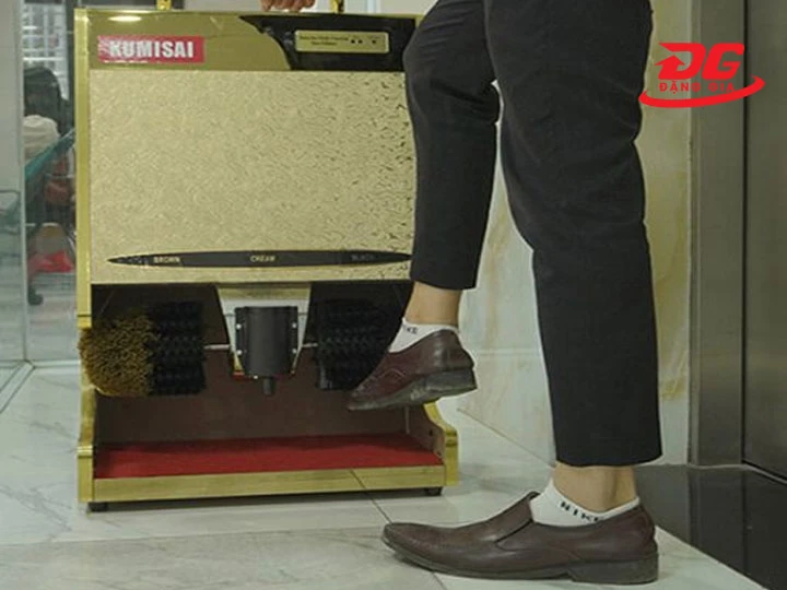 Sử dụng máy đánh giày tự động