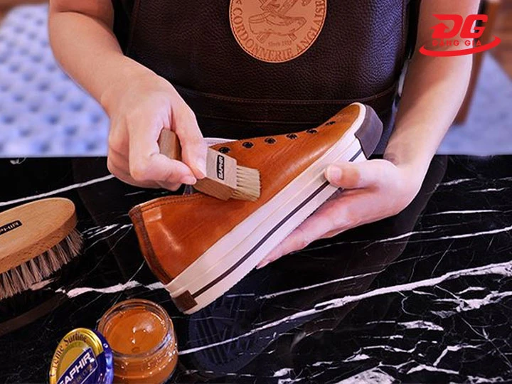 Thoa xi đều lên bề mặt da