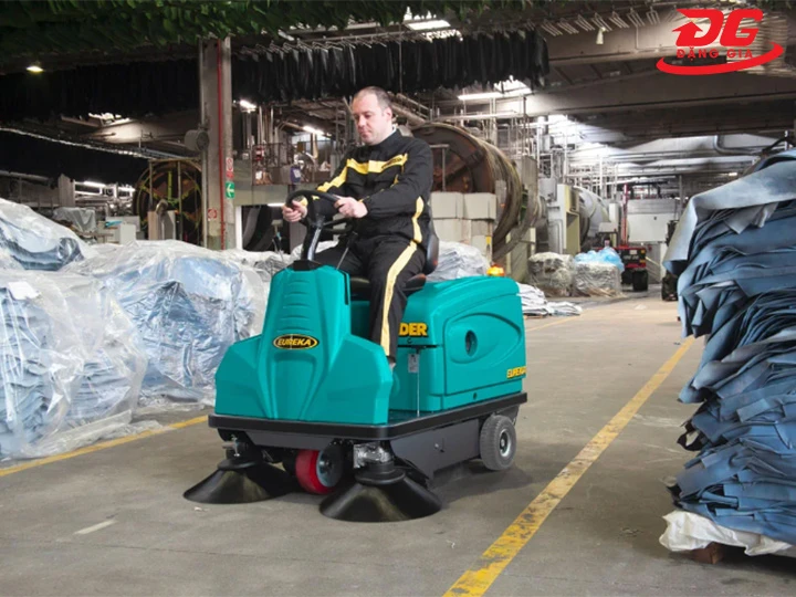 ứng dụng xe quét rác EUREKA Rider 1201 SH