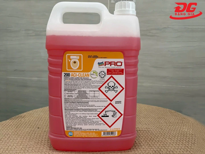 Dùng hóa chất Goodmaid G200 tẩy xi măng trên nền gạch nhám