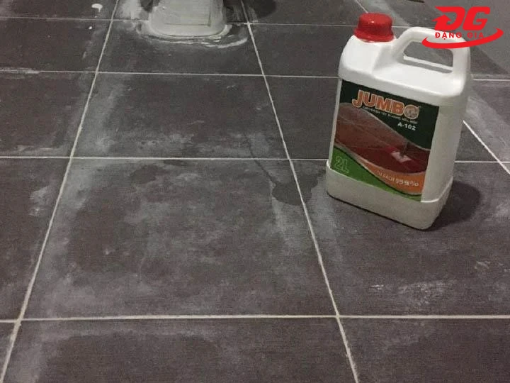  Tẩy xi măng trên nền gạch nhám bằng Jumbo A102