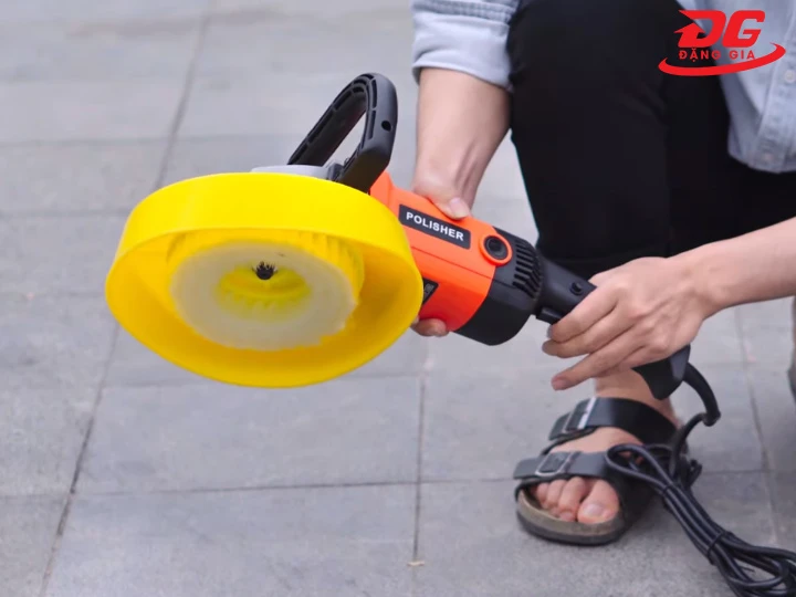 Tẩy xi măng trên nền gạch nhám bằng máy chà sàn cầm tay