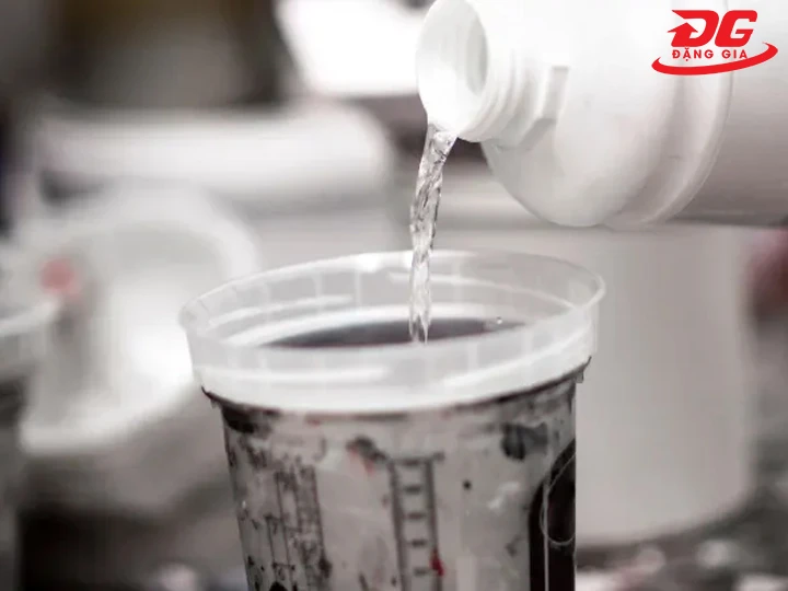 Dùng xăng thơm xử lý vết xi măng trên nền gạch nhám