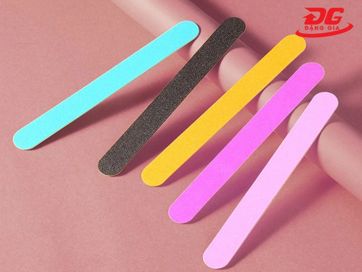 Làm sạch vết mốc giày da lộn bằng dũa móng tay