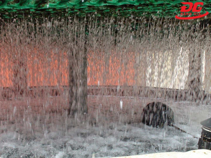 nước rơi bên trong tháp giải nhiệt