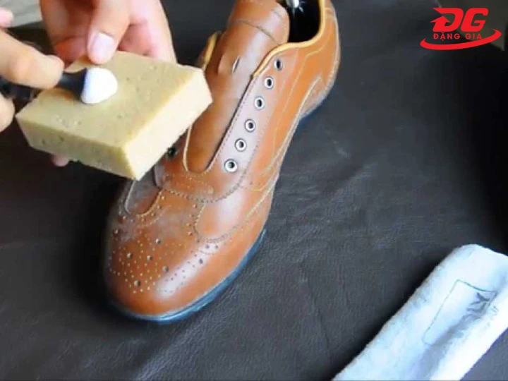 Tẩy mốc cho giày da bằng dung dịch chuyên dụng