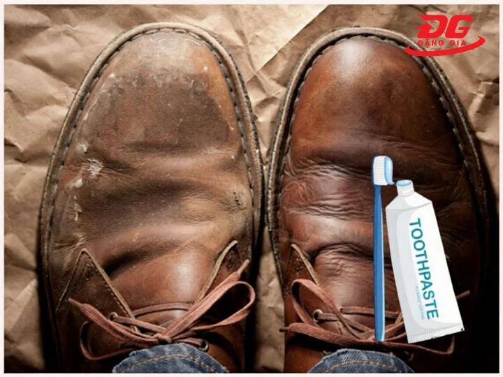 Giải quyết mốc trên giày da bò bằng kem đánh răng