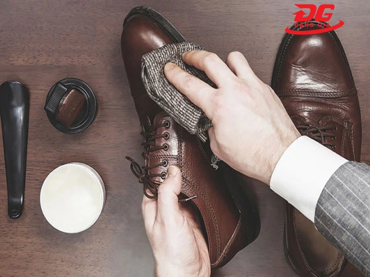Hướng dẫn bảo quản giày da không bị cứng