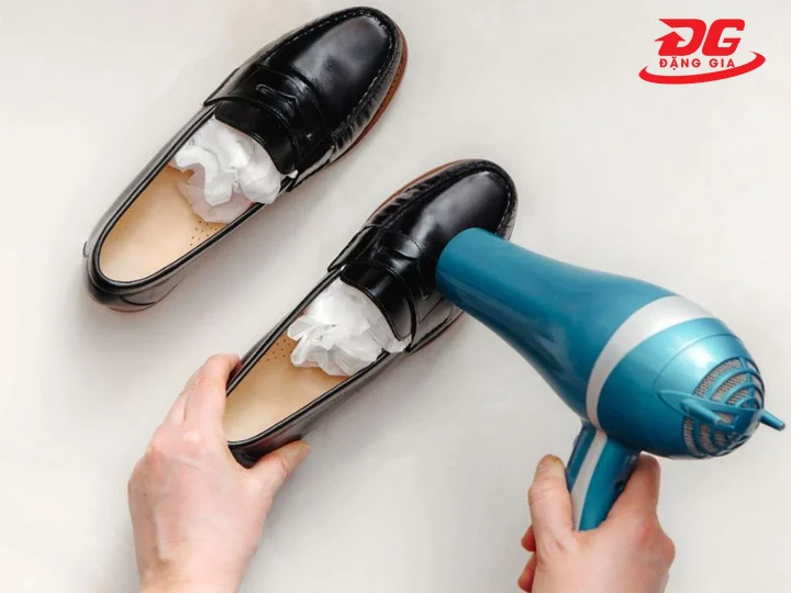 Cách dùng máy sấy làm mềm giày da 