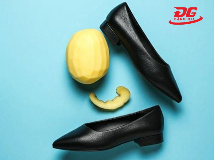 Cách làm cho da giày mềm nhờ khoai tây