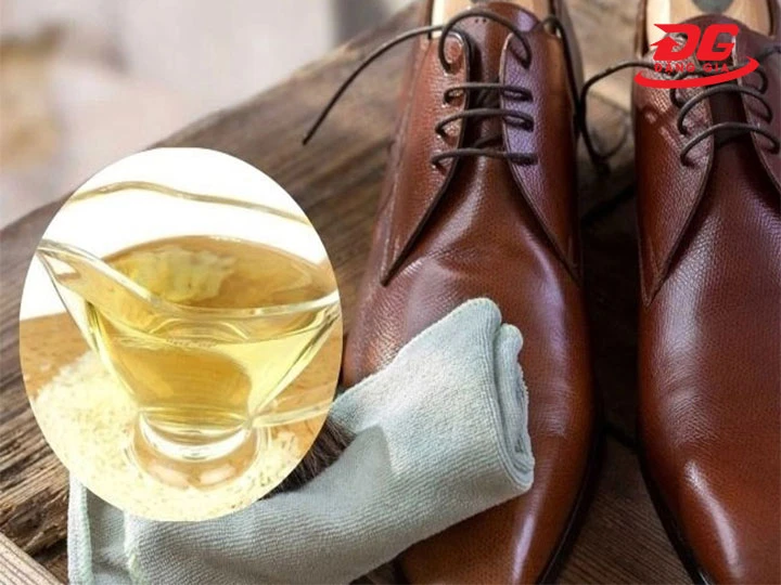 Sử dụng dầu dừa làm mềm giày da