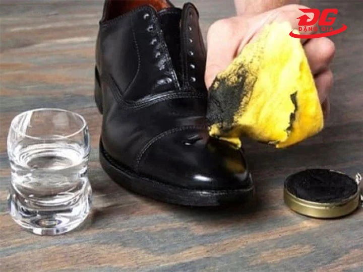 Sử dụng xi đánh giày làm mềm giày da