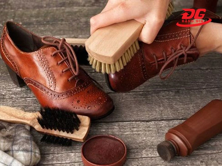 Lưu ý quan trọng khi xử lý giày bị mốc