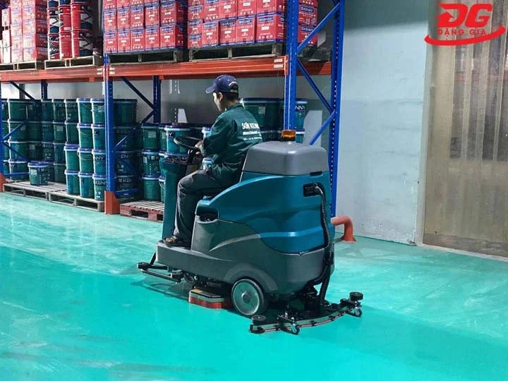 sử dụng máy chà sàn ngồi lái Kumisai KMS D9F