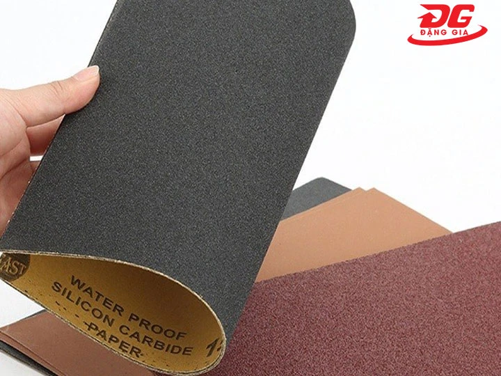 Cách tẩy mốc giày bằng giấy nhám