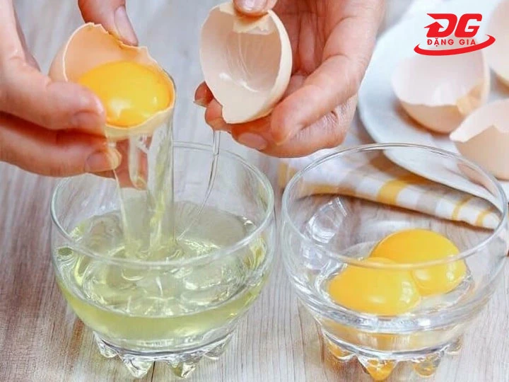 Tẩy mốc, làm bóng giày với lòng trắng trứng gà