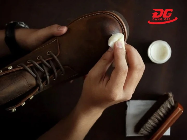 Loại bỏ vết mốc trên giày bằng sáp nến