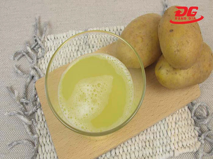 Xử lý giày bị mốc chỉ bằng khoai tây