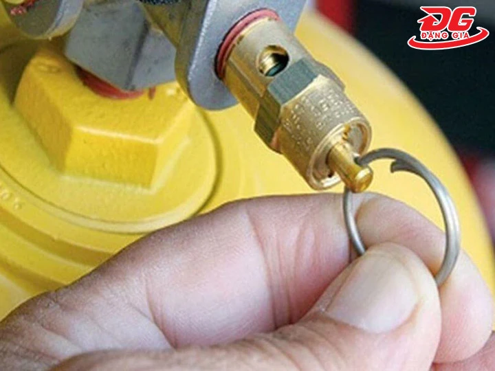 chỉnh van an toàn máy khí nén