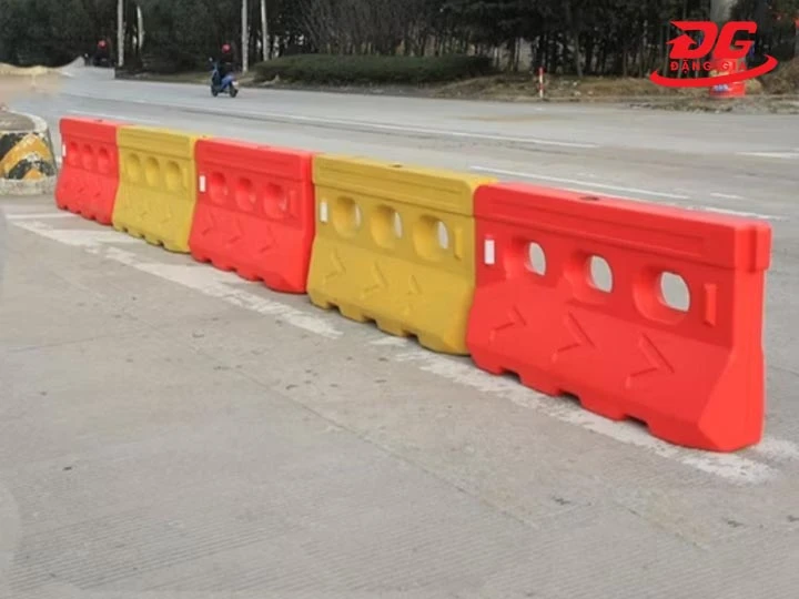 mua rào chắn giao thông