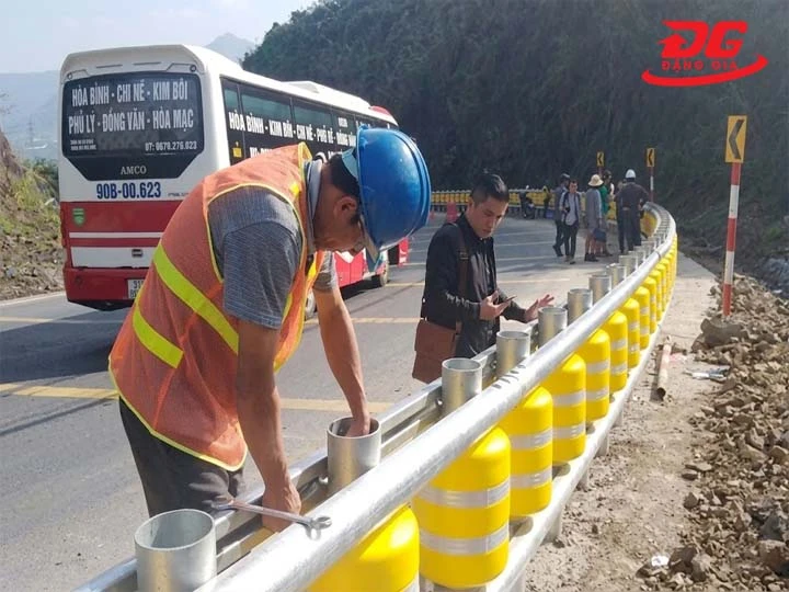 lắp đặt rào chắn giao thông