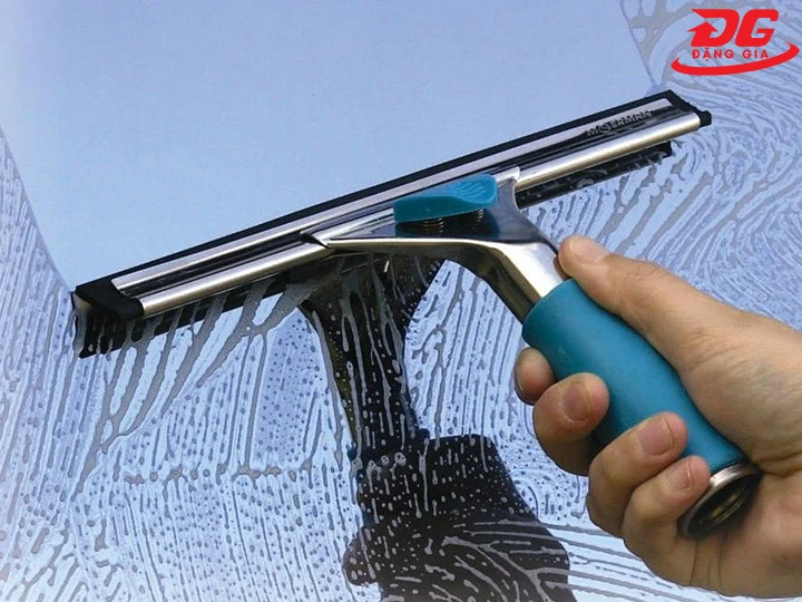 gạt nước trên kính