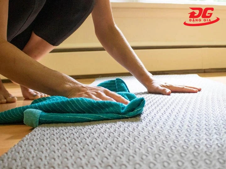 cách giặt thảm TPE