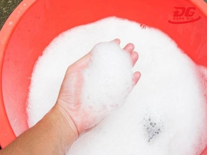 Giặt thảm bằng xà phòng