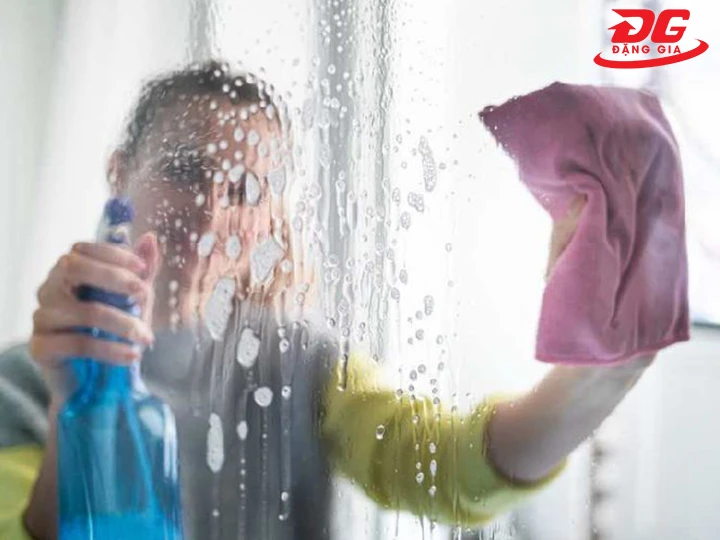 lưu ý khi tẩy cặn canxi trên kính