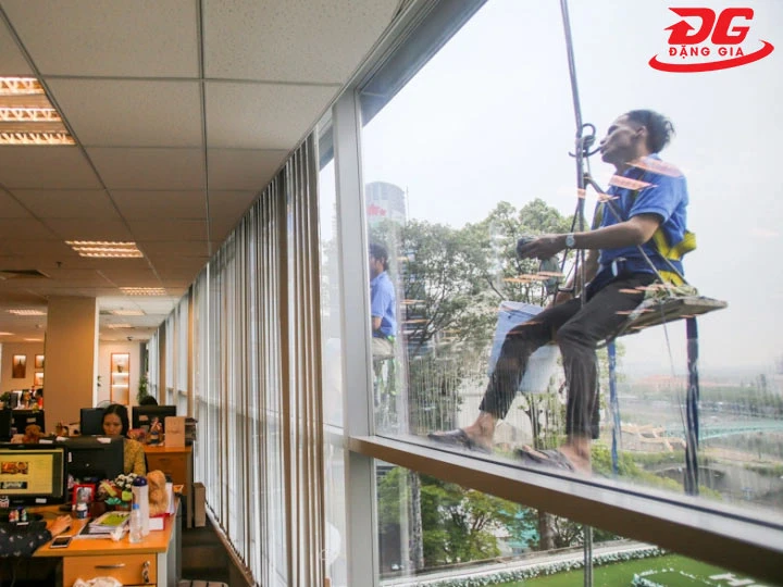 Lau hóa chất lau kính nhà cao tầng