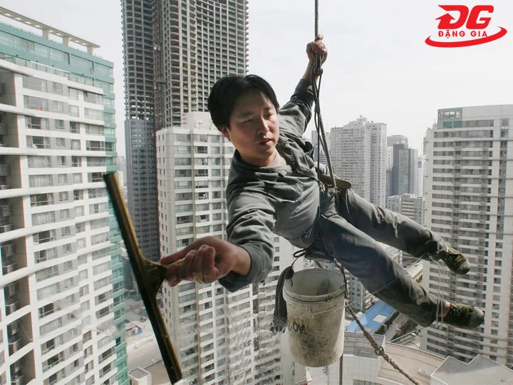 gạt nước khi lau kính nhà cao tầng