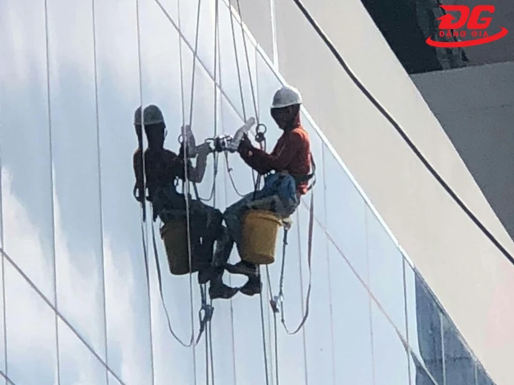 đơn vị lau kính nhà cao tầng
