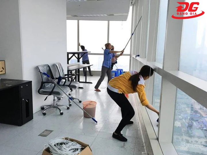lau kính nhà cao tầng bên trong