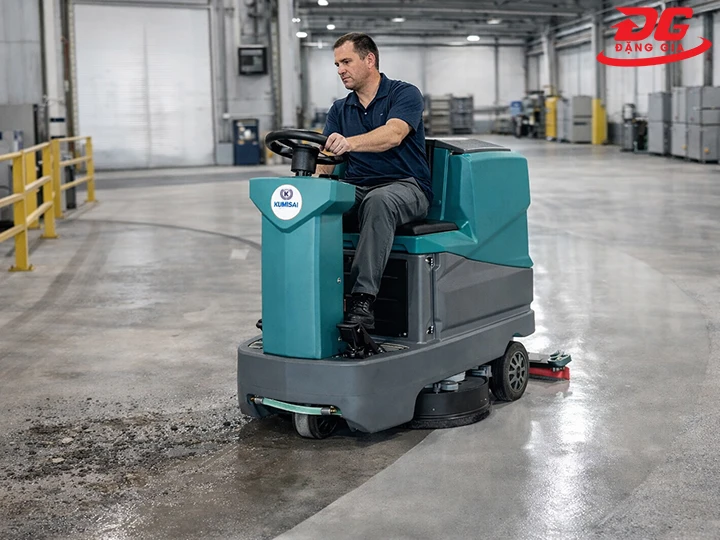 máy chà sàn ngồi lái Kumisai KMS D7F làm sạch nhanh