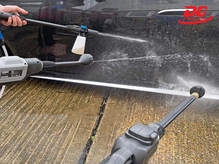 máy rửa xe pin vận hành êm